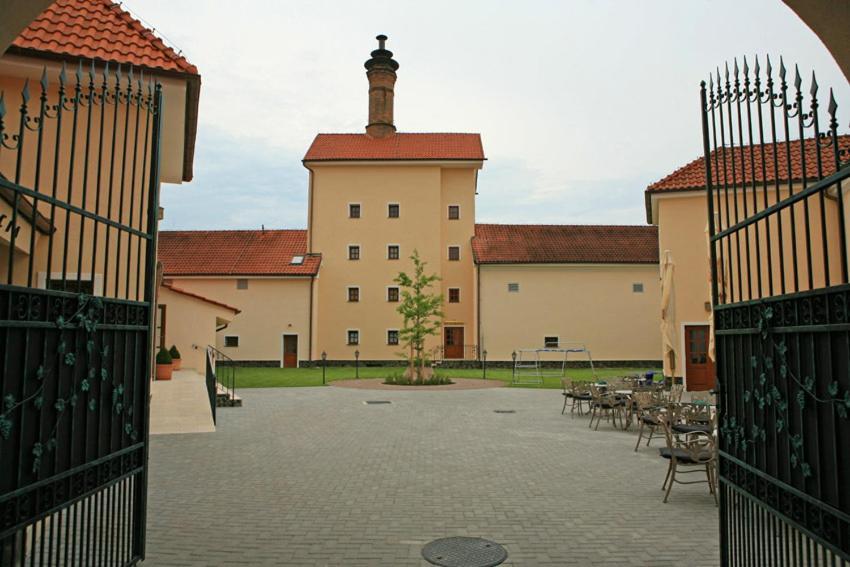Chateau Krakovany エクステリア 写真