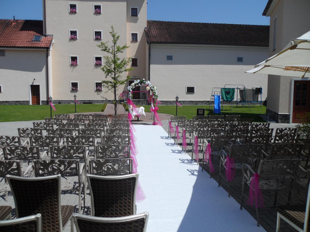 Chateau Krakovany エクステリア 写真
